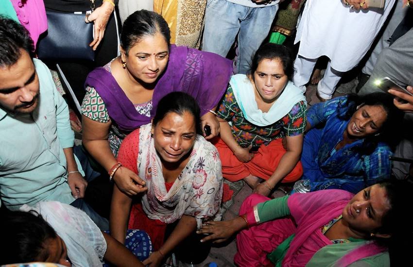 Amritsar Train Hasda : मृतकों में बच्चे भी शामिल हैं। घटनास्थल पर करीब 700 लोग जमा थे। (Photo : PTI) Amritsar Train Hasda : मृतकों में बच्चे भी शामिल हैं। घटनास्थल पर करीब 700 लोग जमा थे। (Photo : PTI)