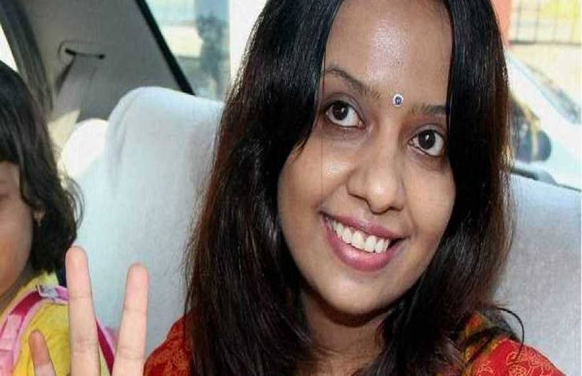 महाराष्ट्र के मुख्यमंत्री देवेंद्र फडण्वीस की पत्नी अमृता फडणवीस महाराष्ट्र के मुख्यमंत्री देवेंद्र फडण्वीस की पत्नी अमृता फडणवीस