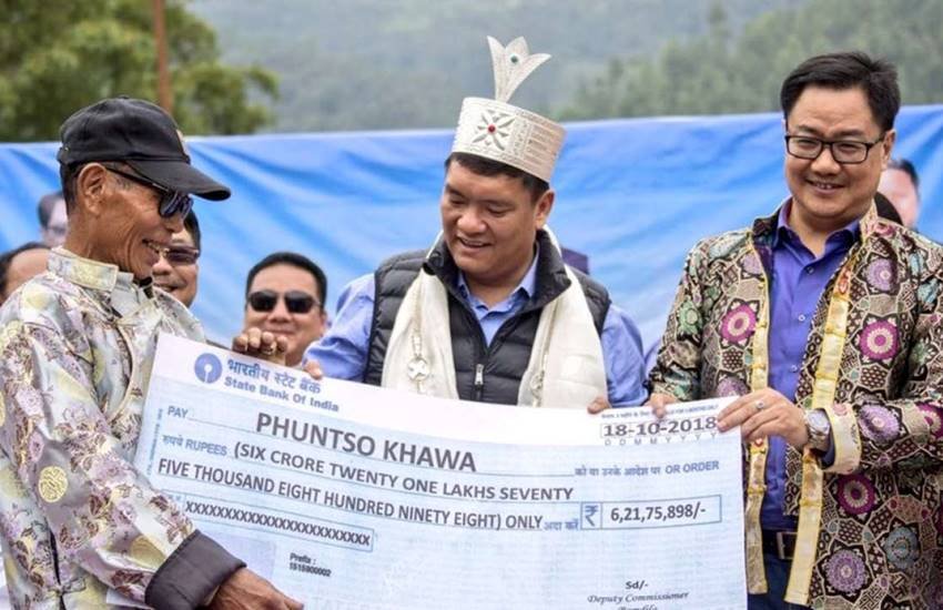 पश्चिम कामेंग जिले के ग्रामीण को मुआवजे का चेक देते केंद्रीय गृह राज्य मंत्री किरण रिजिजू और अरुणाचल प्रदेश के सीएम पेमा खांडू। (Image Source: Twitter/@KirenRijiju)