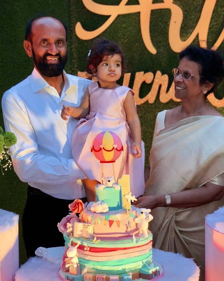 दोनों ही बहुत ही कम सोशल मीडिया पर एक्टिव रहते हैं। काफी लंबे समय के बाद दोनों ने बेटी की तस्वीरों को पोस्ट कर सोशल मीडिया पर आए हैं।