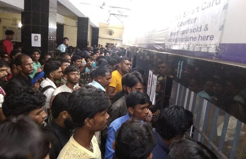 टिकट काउंटर और स्टेशन प्रबंधक ओंकार प्रसाद को घेर कर खड़े अंग एक्सप्रेस के गुस्से से भरे मुसाफिर।