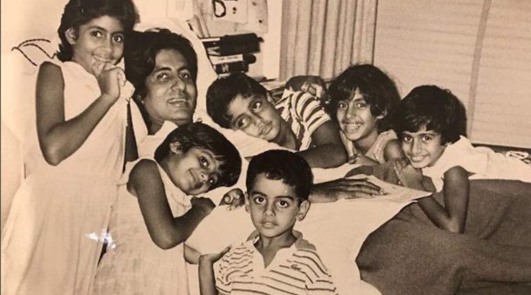 मुंबई के अस्पताल में रिकवर होने के बाद बच्चों के साथ आराम करते अमिताभ बच्चन।
सोर्स : इंडियन एक्सप्रेस