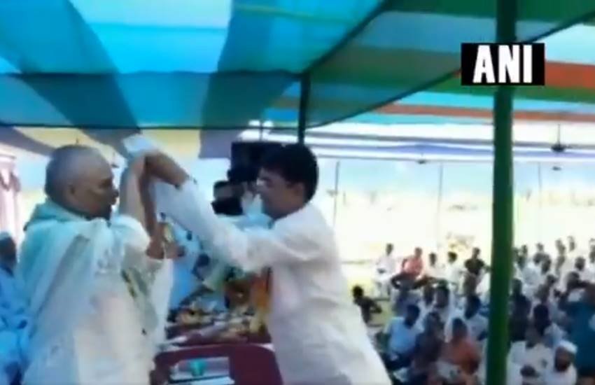 Muslim conference, katihar muslim conference, energy minister, Bijendra Prasad Yadav, मुस्लिम, बिजेंद्र प्रसाद यादव, नीतीश कुमार, तालीमी बेदारी कॉन्फ्रेंस, टोपी, ऊर्जा मंत्री,