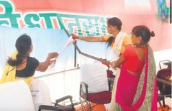 एमपी: बीजेपी कार्यकर्ता सम्‍मेलन में फेंके गए उपहारों की चोट से कई महिलाएं घायल