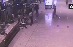 वीडियो: एयरपोर्ट पर यात्री को आया अचानक कार्डियक अरेस्ट, CISF जवान बने भगवान, ऐसे बचाई जान!