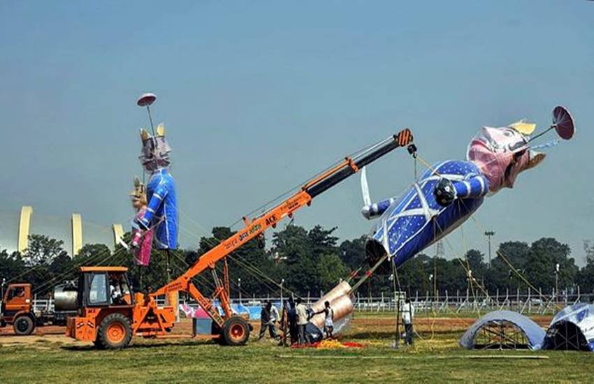 पटना के ऐतिहासिक गांधी मैदान में शुक्रवार शाम को आयोजित 'श्रीदशहरा महोत्सव' के दौरान असत्य पर सत्य की विजय का प्रतीक 'रावण वध' को लेकर तैयारियां पूरी कर ली गई है।