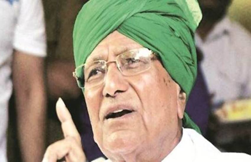 चाचा-भतीजे के बीच की सियासी रार के इस कदर खुलकर सामने आ जाने से मंच पर मौजूद पूर्व मुख्यमंत्री व पार्टी के मुखिया ओमप्रकाश चौटाला बिफर पड़े।