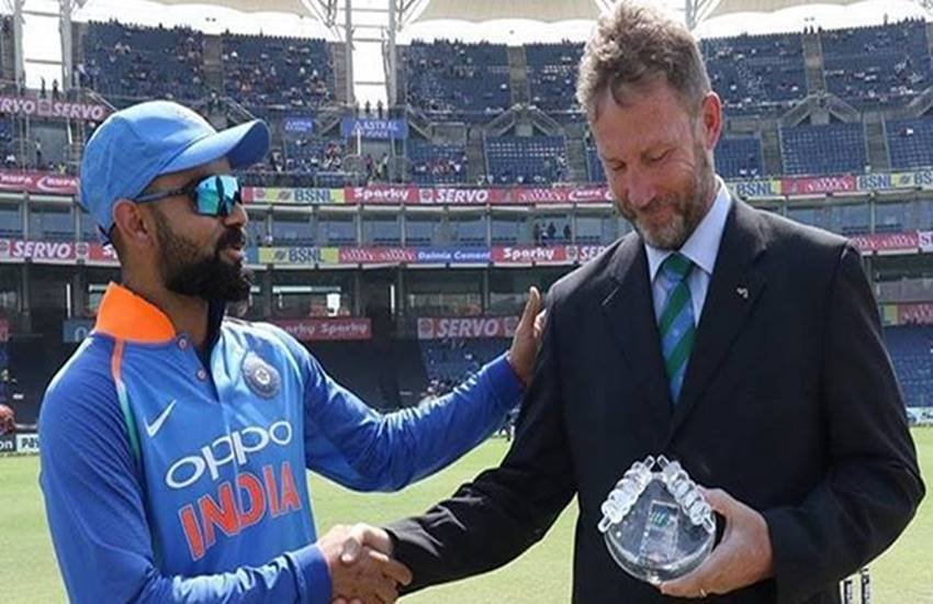 विराट कोहली और क्रिस ब्रोड। (फोटो सोर्स- ट्विटर) विराट कोहली और क्रिस ब्रोड। (फोटो सोर्स- ट्विटर)