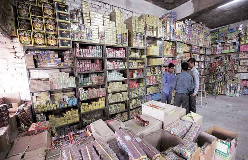 सर्वोच्च न्यायालय ने मंगलवार को पटाखों पर पूर्ण रूप से प्रतिबंध लगाने से इनकार तो कर दिया लेकिन इसके लिए कई शर्ते लगाईं।