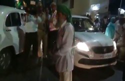 लखनऊ: सीएम ऑफिस में थे, बाहर रोड पर चाकू लगाए शख्‍स ने नमाज पढ़ी, नरेंद्र मोदी मुर्दाबाद के नारे लगाए, फिर चला गया