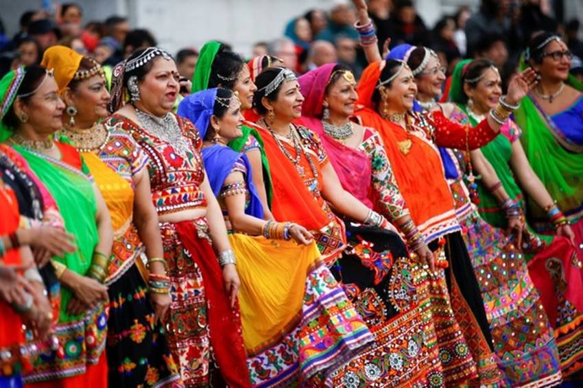 दिवाली एक ऐसा पर्व जो कि पूरी दुनिया में मनाया जाता है। सभी के चेहरे पर खुशियां लाने वाला फेस्टिवल है दिवाली, जिसकी झलक देश के सात समुंदर पार भी देखने को मिल रही है। यह नजारा लंदन के शहर का है।