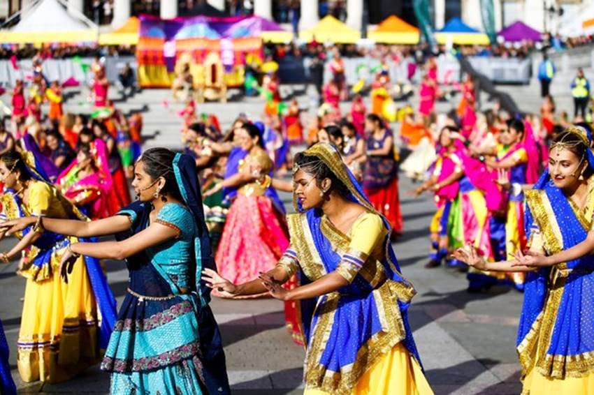 महिलाओं ने ग्रुप में घूमर डांस किया।