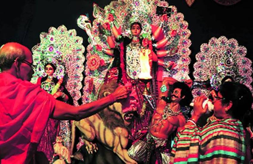 दुर्गा पूजा को बुराई पर अच्छाई की जीत के तौर पर मनाया जाता है।