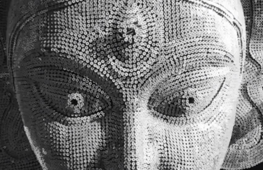 पंडाल के मुख्य द्वार पर तीन आंखों वाली मां दुर्गा के चेहरे की विशालकाय मूर्ति लगी है। इसे 12000 लोहे के स्क्रू की मदद से बनाया गया है। (फोटो सोर्सः समाज सेबी संघ फेसबुक पेज)