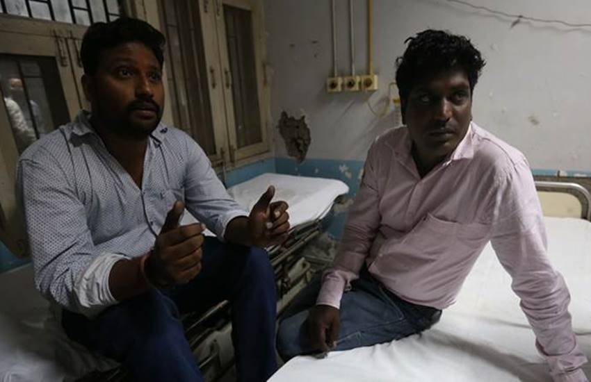 राकेश (दाएं) और राहुल (बाएं), राकेश ने इस हादसे में अपने बेटे और भाई को खो दिया है। (Express Photo by Gurmeet Singh)