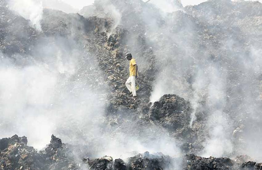 दिल्‍ली: लैंडफिल साइट पर लगी आग नहीं बुझी, वायु गुणवत्ता खतरनाक स्तर पर