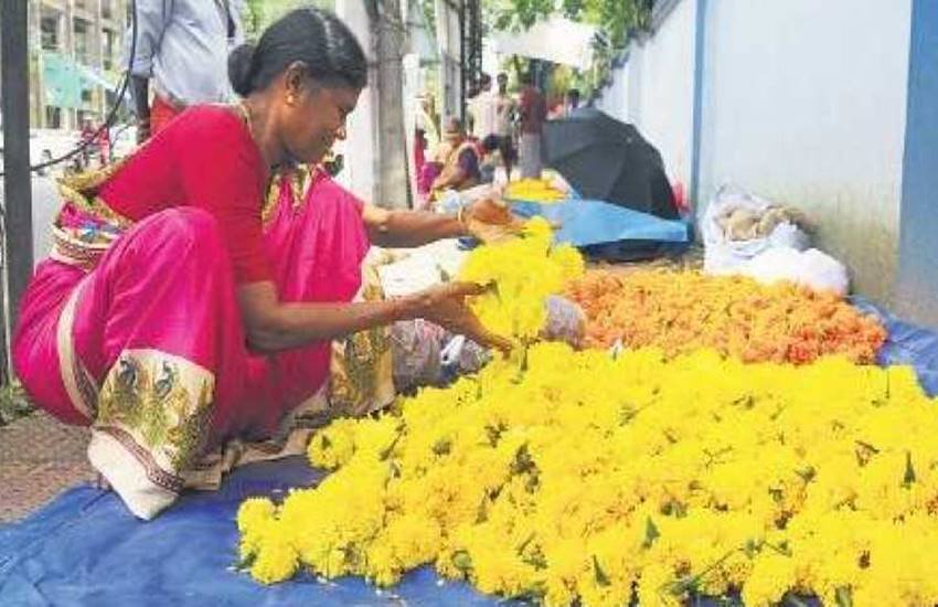 सुबह के फूलों की यह दुनिया दरअसल भारतीय जीवन में इतनी सामान्य, पहचानी हुई है और इतनी सतत कि अब अलग से उसकी ओर ध्यान नहीं जाता।