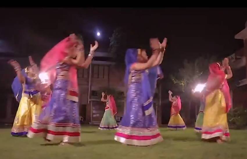 पीएम नरेंद्र मोदी के लिखे गाने पर गरबा करतीं नेत्रहीन युवतियां। (एएनआई के द्वारा ट्वीट किए गए वीडियो से लिया गया स्क्रीनशॉट)