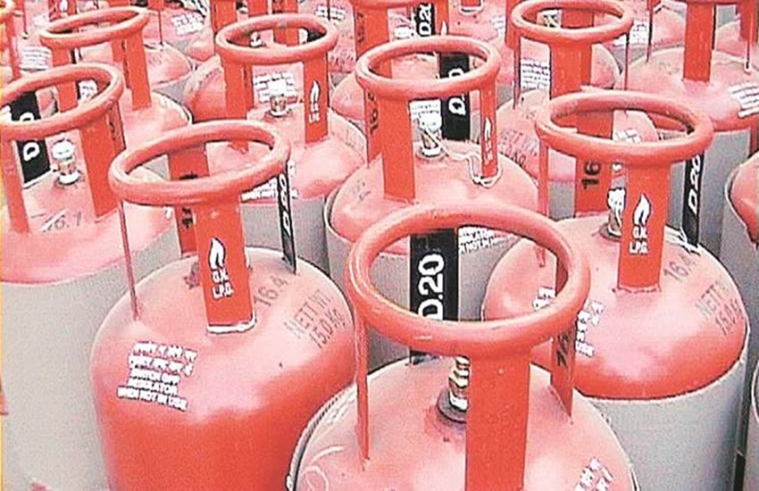 गैस सिलिंडर की कीमत अक्टूबर माह में 875 रुपये तक पहुंच गई। (एक्सप्रेस फाइल फोटो)