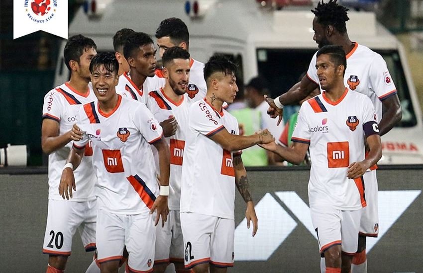 मैच जीतनेके बाद एक-दूसरे को बधाई देते एफसी गोवा के खिलाड़ी। (Photo Courtesy: ISL)