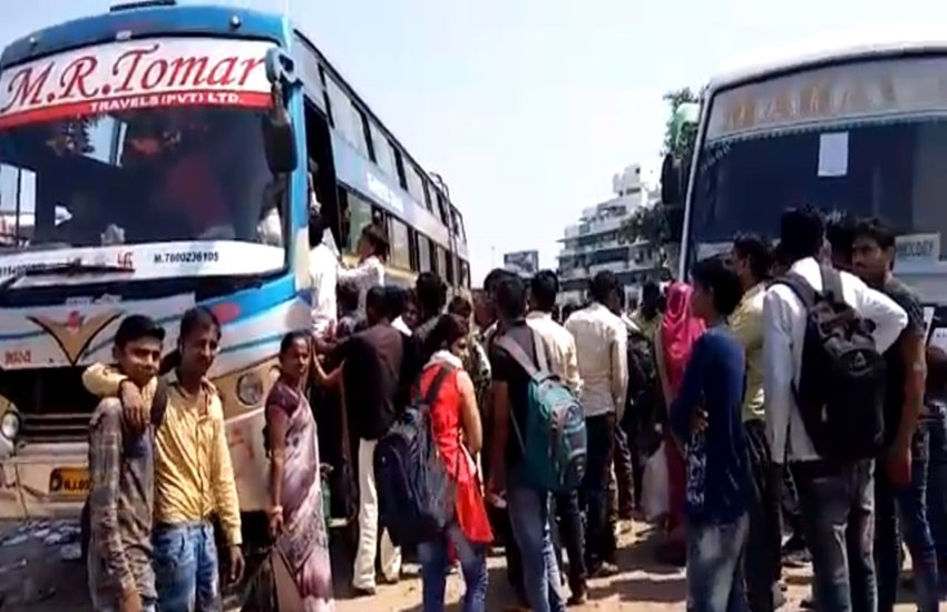 गुजरात में जारी हिंसा के बाद वापस लौट रहे बिहार व यूपी के लोग (Photo: Video Grab)