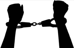 जमकर शराब पी फिर आपस में ही भिड़ीं लड़कियां, पुलिस पर ही कर दिया हमला, भीड़ ने बना लिया वीडियो