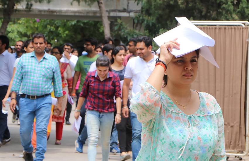 IBPS Clerk 2018: परीक्षा देकर बाहर निकलते अभ्‍यर्थी। (Photo : Express Archive)