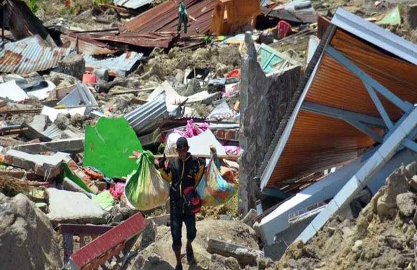 इंडोनेशियाई अधिकारियों ने मंगलवार को कहा कि पिछले सप्ताह सुलावेसी द्वीप पर आए 7.5 की तीव्रता वाले भूकंप और उसके साथ आई सुनामी में मरने वालों की संख्या 1,234 पहुंच गई है। इंडोनेशियाई अधिकारियों ने मंगलवार को कहा कि पिछले सप्ताह सुलावेसी द्वीप पर आए 7.5 की तीव्रता वाले भूकंप और उसके साथ आई सुनामी में मरने वालों की संख्या 1,234 पहुंच गई है।