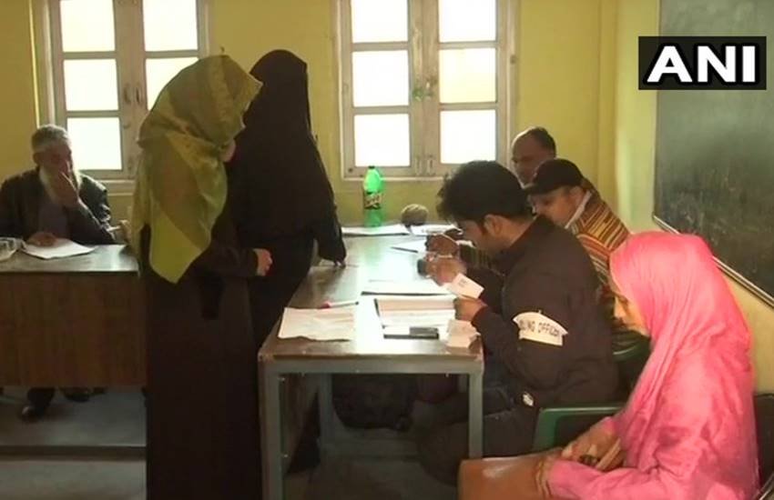 बारामूला के उड़ी में अपने वोट को इस्तेमाल करते मतदाता। (फोटो सोर्स- एएनआई)