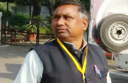 सांड से टकराई योगी सरकार के मंत्री की कार, अफसरों में हड़कंप