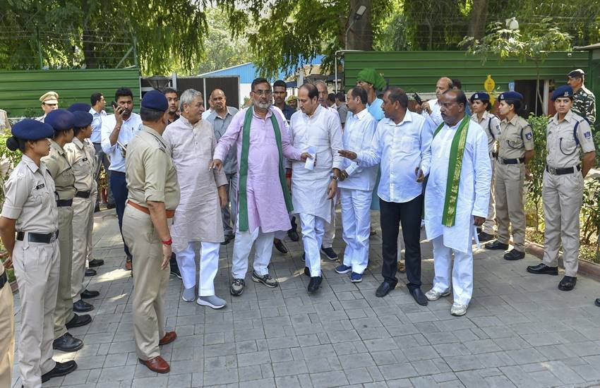 केंद्र सरकार ने बुधवार तड़के राजधानी दिल्ली में किसानों को प्रवेश की अनुमति दे दी जिसके साथ ही किसानों ने अपना आंदोलन खत्म कर दिया। भारतीय किसान संघ के राष्ट्रीय प्रवक्ता राकेश टिकैत ने कहा, "इस मामले में आधिकारिक घोषणा सरकार द्वारा छह दिनों के अंदर कर दी जाएगी। (Photo-PTI)