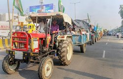 किसान क्रांति पदयात्रा समाप्‍त: ट्रैक्‍टर-ट्रॉली में राशन लेकर आए थे हजारों किसान, सड़क पर बना भोजन, वहीं गुजरी रात