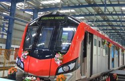 लखनऊ मेट्रो का आखिरी सेट रवाना, छतों पर लगे हैं कैमरे