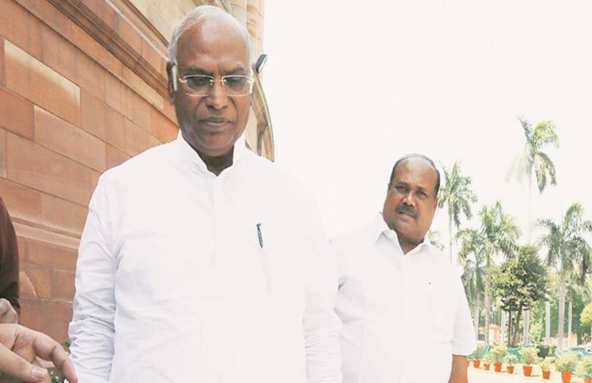 कांग्रेस नेता मल्लिकार्जुन खड़गे ने कहा है कि राष्ट्रीय स्वयंसेवक संघ और भारतीय जनता पार्टी के नेताओं के ‘‘घर के एक कुत्ते’’ ने भी देश की आजादी के लिये बलिदान नहीं दिया।