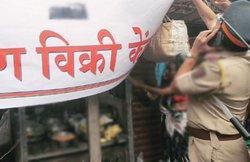 यूपी: मांस बेचना शुरू किया तो नाराज हुए हिन्‍दू परिवार, पुलिस ने बंद कराई दुकान