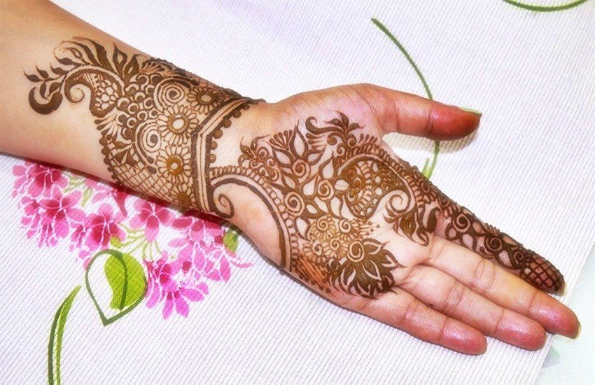 कुछ तरीकों की मदद से मेहंदी के रंग को गहरा किया जा सकता है।