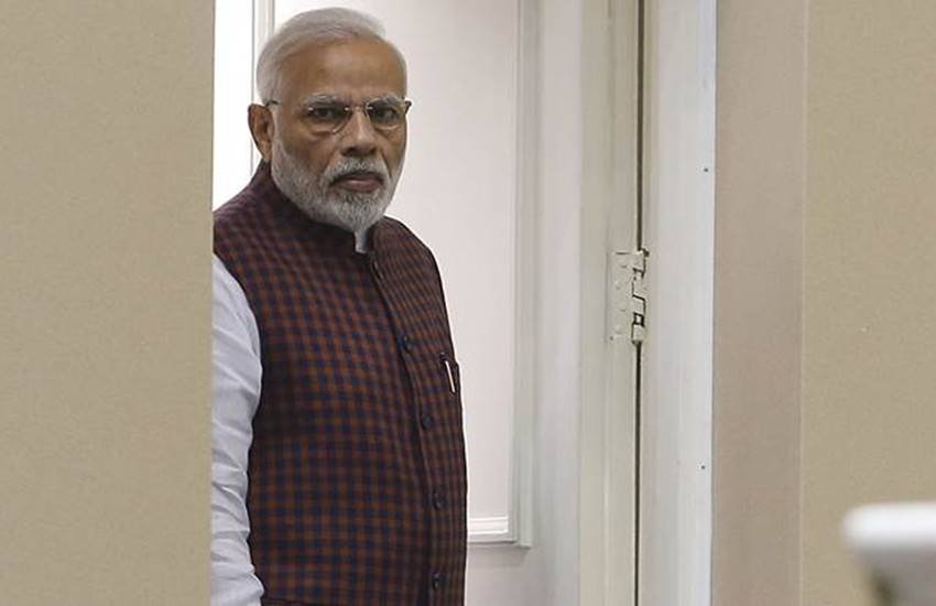 दिल्ली के राजनीतिक गलियारों में चर्चा रही है कि प्रधानमंत्री इस झगड़े में पक्ष लेते हैं उस व्यक्ति का, जिसे उन्होंने खुद गुजरात से लाकर सीबीआई में बिठाया है। 