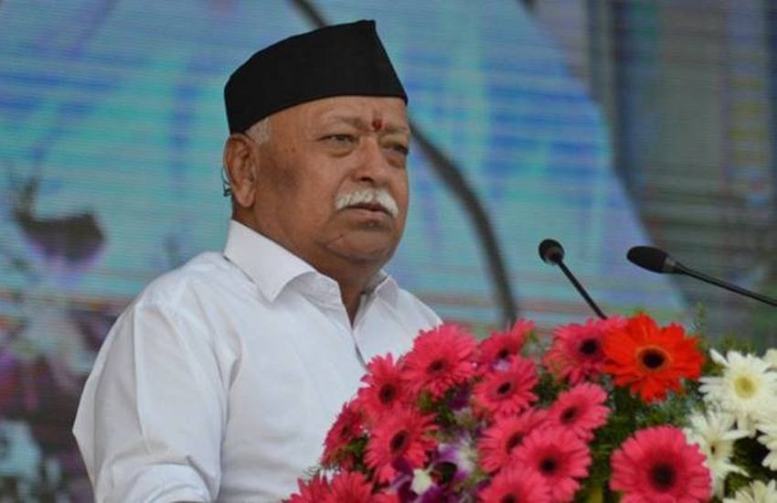 दशहरे के अपने संबोधन में संघ प्रमुख ने जैसे ही बोला कि हम कहते हैं कि सरकार मंदिर बनाए, कानून बना कर मंदिर बनाए... कई चैनलों ने उसे ‘अल्टीमेटम’ जैसा बना दिया! 