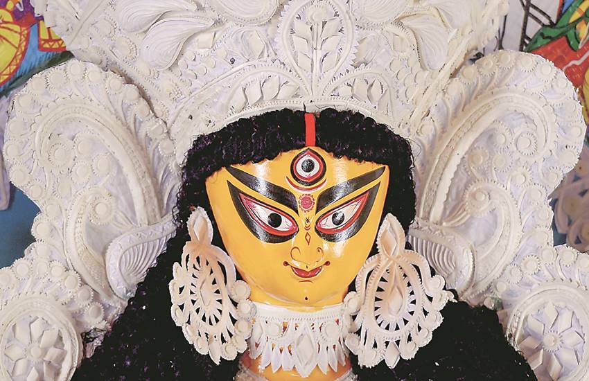 दुर्गापूजा में राजनीतिक रंग तो लगभग चार दशक पहले वाममोर्चा सरकार के सत्ता में आने के बाद से ही घुलने लगा था। दुर्गापूजा में राजनीतिक रंग तो लगभग चार दशक पहले वाममोर्चा सरकार के सत्ता में आने के बाद से ही घुलने लगा था।