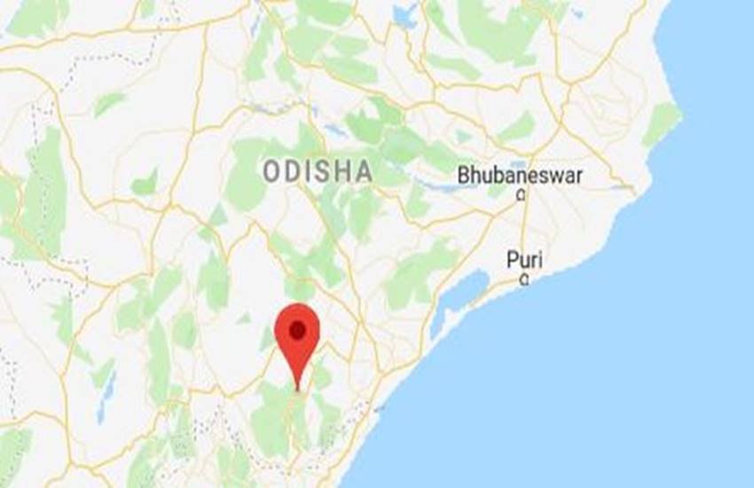 ओडिशा में चक्रवात से प्रभावित गजपति जिले में एक पिता को अपनी सात साल की बेटी का पोस्टमार्टम कराने के लिए शव कंधे पर रखकर आठ किलोमीटर तक पैदल चलना पड़ा।