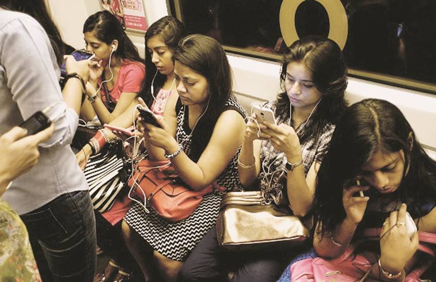 ये नए संचार माध्यम ऐसी विसंगतियां पैदा करते हैं, जो पिछले चार-पांच सालों में सामने आई हैं।