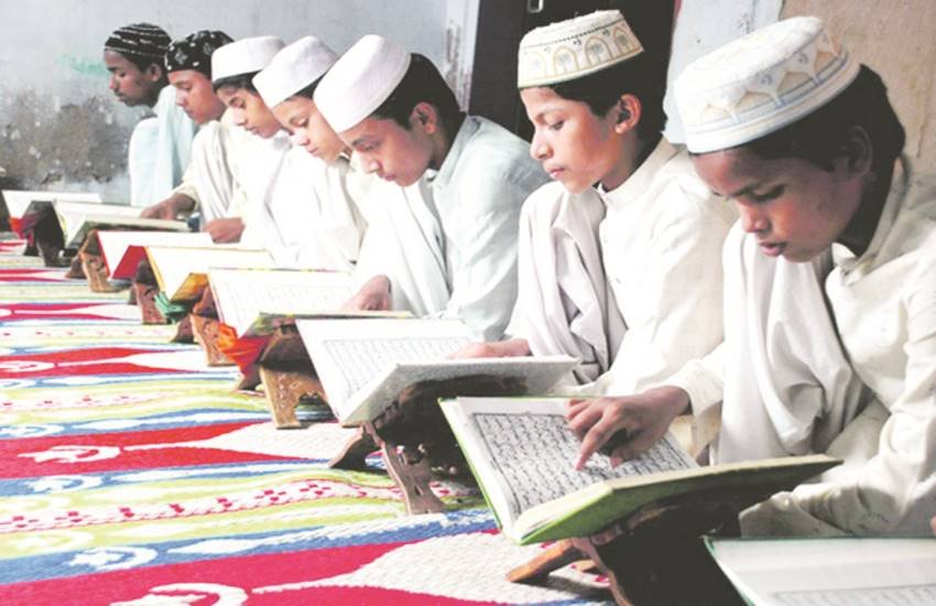 आज के दौर में, मुसलिम संप्रदाय की विडंबना यह है कि जिसके रसूल ने कहा कि पढ़ने के लिए अगर चीन तक जाना हो तो जाओ, वह तो अपने भारत देश में भी पढ़ने को तैयार नहीं। 