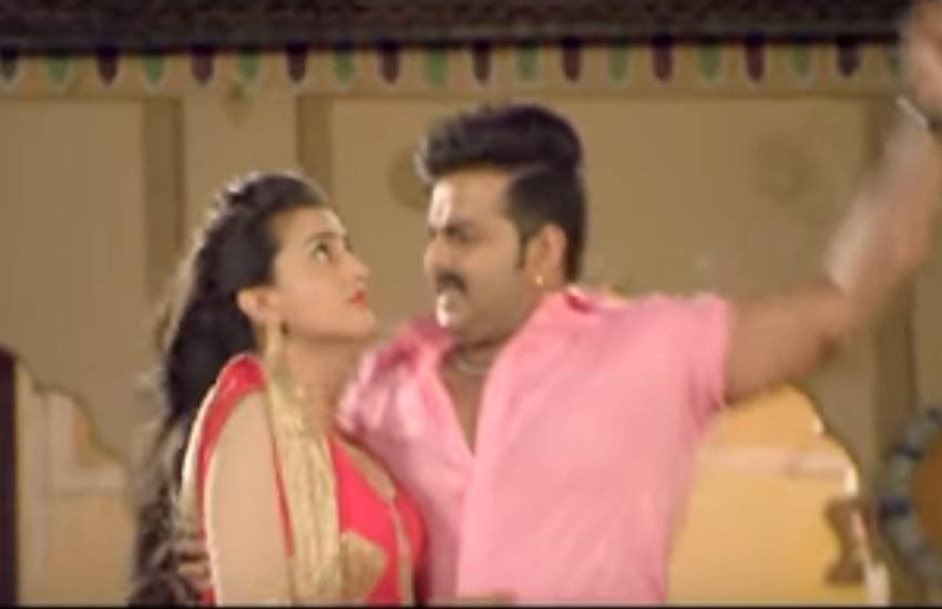 गाने के एक दृश्य में अभिनेता पवन सिंह और अक्षरा सिंह।
फोटो सोर्स - (वीडियो स्क्रीनशॉट, यूट्यूब) गाने के एक दृश्य में अभिनेता पवन सिंह और अक्षरा सिंह।
फोटो सोर्स - (वीडियो स्क्रीनशॉट, यूट्यूब)