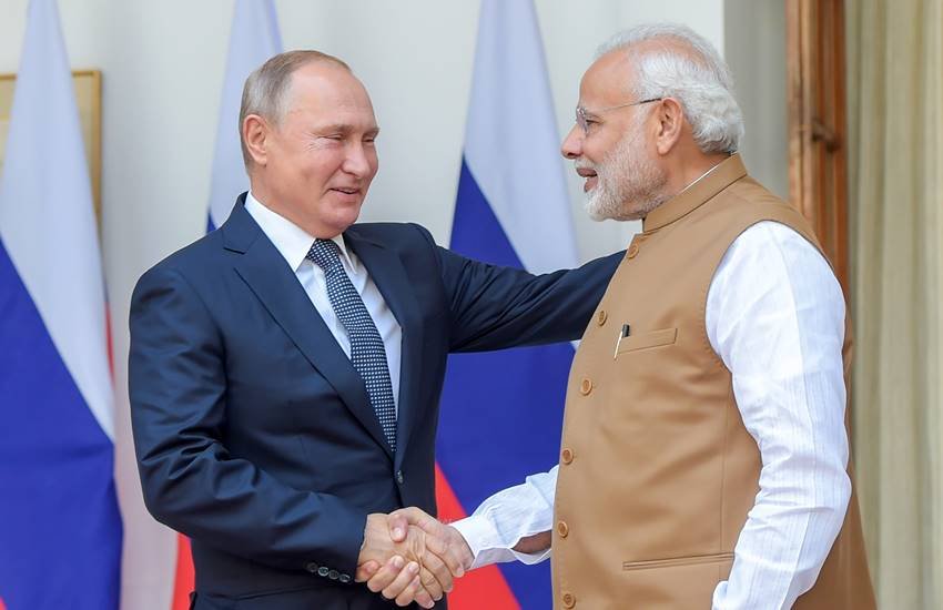 रूस के राष्‍ट्रपति व्‍लादिमीर पुतिन के साथ प्रधानमंत्री नरेंद्र मोदी। (Photo : PTI)