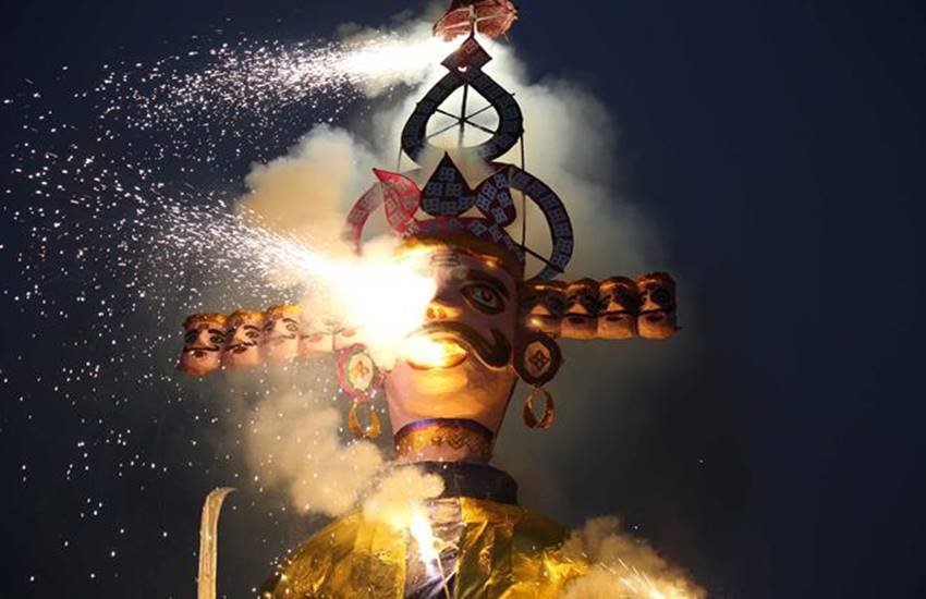 दिवाली में पटाखे जलाने के दौरान बच्चे भी जल सकते हैं। इसलिए पटाखे जलाने वक्त उनके साथ घर के किसी बड़े सदस्य का होना जरूरी है। दिवाली में पटाखे जलाने के दौरान बच्चे भी जल सकते हैं। इसलिए पटाखे जलाने वक्त उनके साथ घर के किसी बड़े सदस्य का होना जरूरी है।