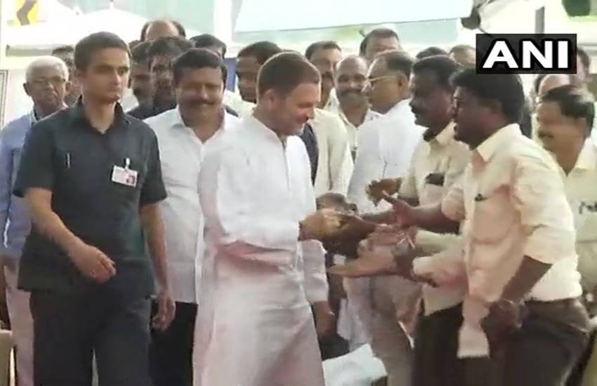 बैंगलूरु में एचएएल कर्मियों से मिलते कांग्रेस अध्यक्ष राहुल गांधी। (फोटो- एएनआई)
