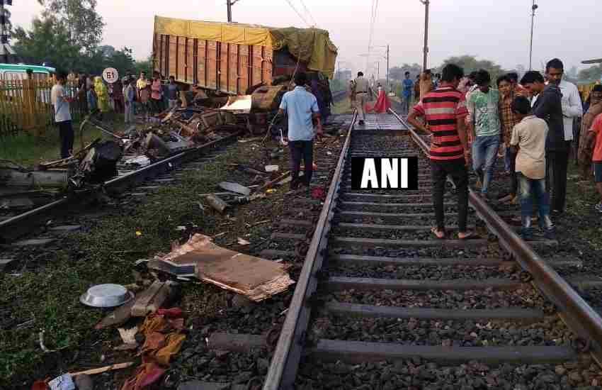 गोधरा और रतलाम के बीच राजधानी से टकराया ट्रक। फोटो- एएनआई।