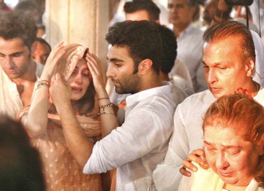 रिद्धिमा कपूर इस दौरान फूट-फूट कर रोती दिखीं। उनके पति भरत साहनी शांत कराते रहे।