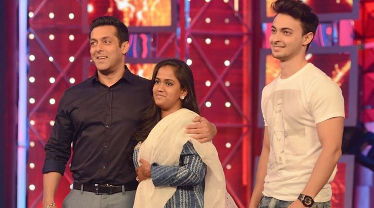 सलमान के पिता सलीन खान ने भी बेटी अर्पिता को गोद लिया है, जिसे उन्होंने अपने बच्चों की करह प्यार दिया है। सलीम को अर्पिता मुंबई के फुटपाथ पर मिली थीं। जहां पर अर्पिता की मां ने दम तोड़ दिया था, तभी वहां से सलीम गुजर रहे थे। उन्होंने नन्हीं बच्ची को अपने साथ लिया और घर ले आए। अब अर्पिता खुद एक बच्चे की मां हैं। अर्पिता को सलीम के तीनों बेटे और उनकी बेटी अलवीरा सभी बेहद प्यार करते हैं।