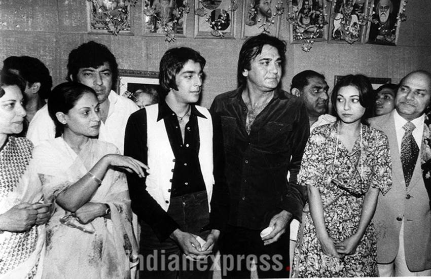 संजय दत्त अपने पिता सुनील दत्त और टीना मुनीम के साथ
सोर्स : इंडियन एक्सप्रेस